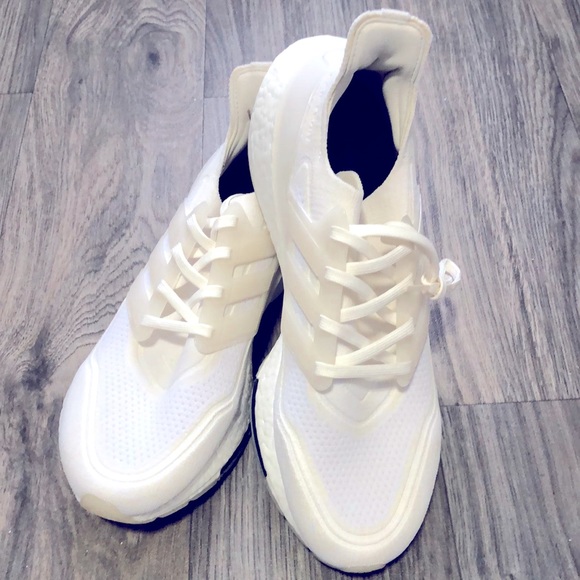 NWOT Women’s Adidas Ultraboost - Picture 2 of 7